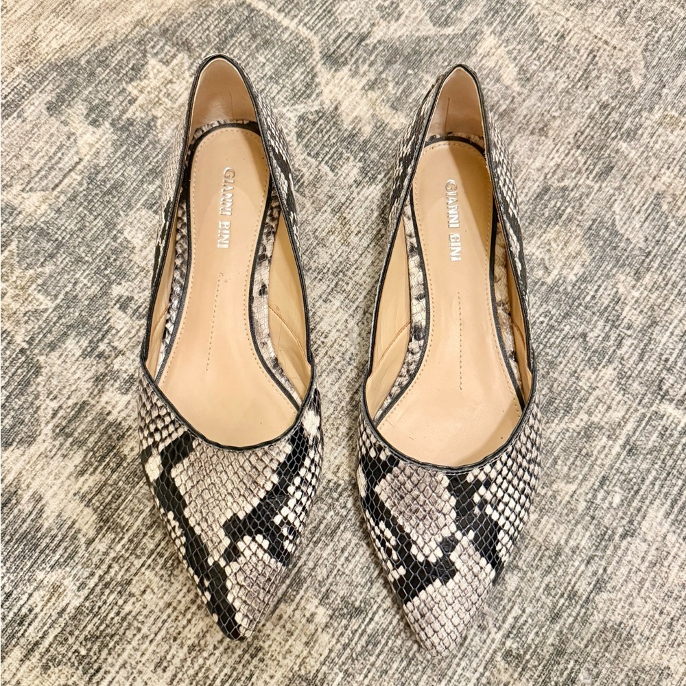Gianni Bini Black and Cream Flats with Snakeskin Pattern